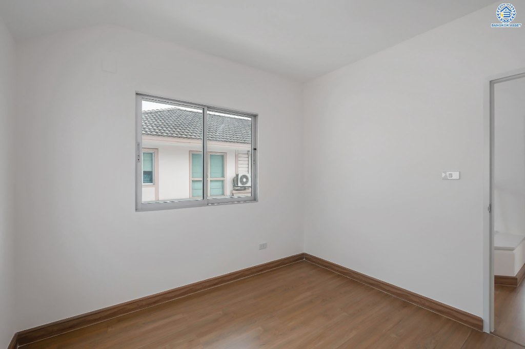 บ้านมือสองตกแต่งใหม่ โครงการ พฤกษ์ลดา พุทธสาคร หลังริม เนื้อที่ 54.50 ตร.ว. ฟังก์ชัน 3 ห้องนอน 2 ห้องน้ำ 2 ที่จอดรถ สภาพแวดล้อมโครงการร่มรื่น บนทำเลเดินทางสะดวก ติดถนนพุทธสาคร เชื่อมต่อถนนเพชรเกษม ถนนพุทธมณฑลสาย4 ถนนบรมราชชนนี ใกล้รถไฟฟ้าสายสีน้ำเงิน "สถานีหลักสอง"